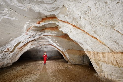 Caverna do Bras (Para, Brésil) - Galerie  de grès clair avec fractures rouges sur les parois avec et sol sableux(SP-23-1309)
