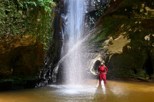 Caverna das Maos (Para, Brésil) - Cascade au soleil près de l'entrée de la grotte avec spéléo (horizontale)(SP-23-1227)
