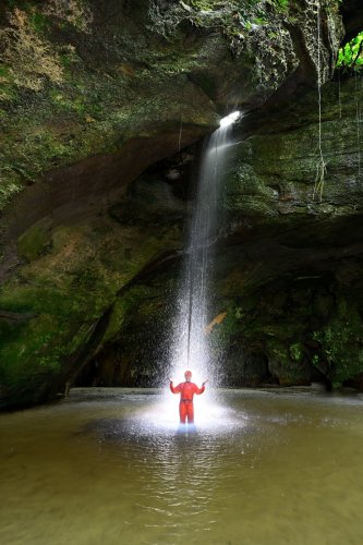 Gruta da Judéia (Amazonas, Brésil) - Personnage sous la cascade à l'entrée de la grotte (SP-23-0958)