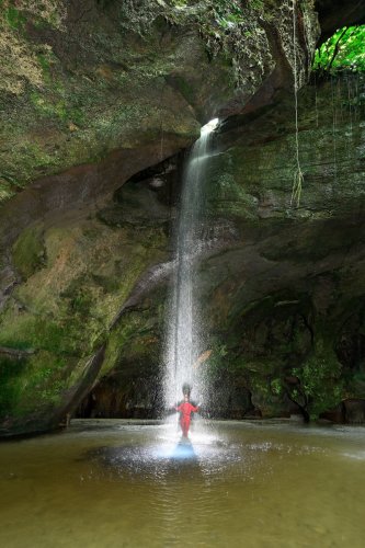 Gruta da Judéia (Amazonas, Brésil) - Personnage derrière la cascade à l'entrée de la grotte (SP-23-0955)