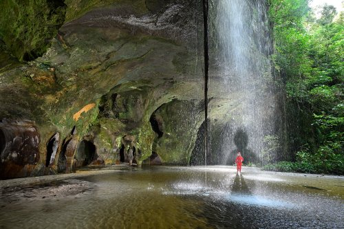 Gruta da Judéia (Amazonas, Brésil) - Cascade  devant l'entrée de la grotte (SP-23-0968)