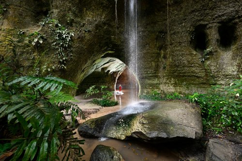 Caverna do Maroaga (Amazonas, Brésil) - Cascade devant l'entrée de la cavité (horizontale)(SP-23-0999)