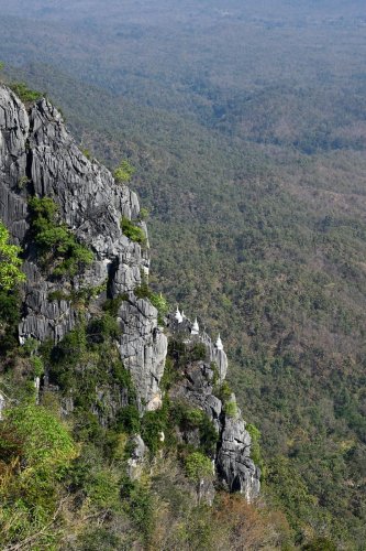 Wat Chaloem Phrakiat (province de Lampang, Thaïlande) - Clochetons du temple perchés sur une falaise calcaire(VO-24-0101)