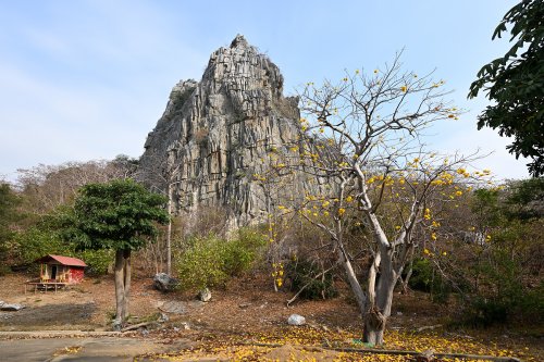 Wat Khao Nor (province de Nakhon Sawan, Thaïlande) - Piton de calcaire(VO-24-0312)