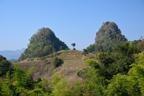 Paysage karstique du nord de la Thaïlande (Province de Mae Hong Son, Thaïlande) -  Deux  mogotes jumelles(VO-24-0192)
