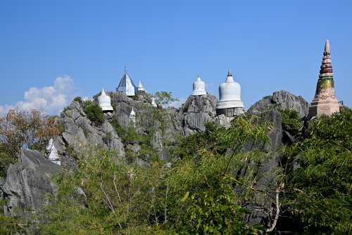Wat Chaloem Phrakiat - Sky pagoda (province de Lampang, Thaïlande) - Clochetons du temple implantés sur  un karst à pinacle(VO-24-0063)
