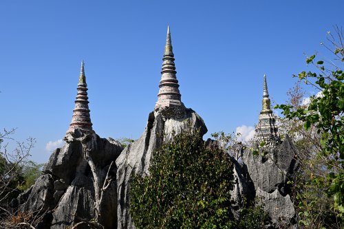 Wat Chaloem Phrakiat - Sky pagoda (province de Lampang, Thaïlande) - Clochetons du temple implantés sur  un karst à pinacle (VO-24-0081)