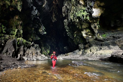 Grotte de Tham Nok Nan Aen (province de Kanchannaburi) - Spéléo progressant dans la rivière dans le porche d'entrée (SP-24-0101)
