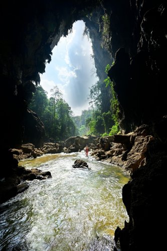 Grotte de Tham Nok Nan Aen (province de Kanchannaburi) - Rivière sortant du grand porche d'entrée avec soleil en contre jour (SP-24-0141)