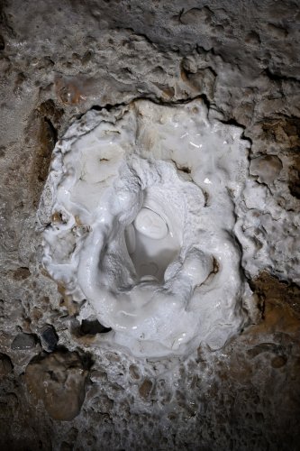 Grotte de Tham Long Yaow (province de Mae Hong Son, Thaïlande) - Perle des cavernes  au fond d'un  trou creusé par les gouttes d'eau qui ont déposé la calcite(SP-24-0457)