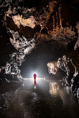 Grotte de Tham Nam Hoo (province de Mae Hong Son, Thaïlande) - Spéléo progressant dans la rivière dans une grande galerie (SP-24-0373)