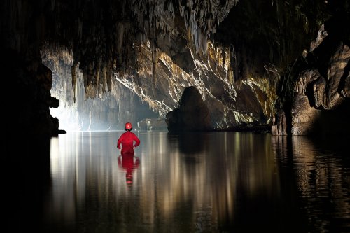 Grotte de Tham Lod (province de Mae Hong Son, Thaïlande) - Spéléo dans l'eau à la sortie de la rivière avec les reflets de la lumière du jour(SP-24-0571)