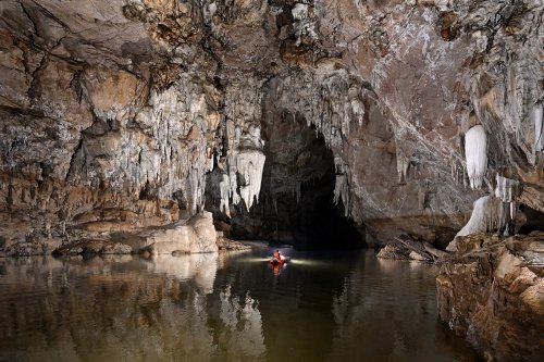 Grotte de Tham Lod (province de Mae Hong Son, Thaïlande) - Navigation sur la rivière dans sa partie amont(SP-24-0255)