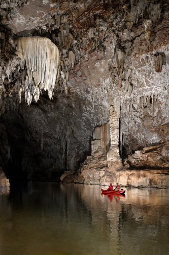 Grotte de Tham Lod (province de Mae Hong Son, Thaïlande) - Spéléos dans un kayak devant une grande colonne(SP-24-0277)