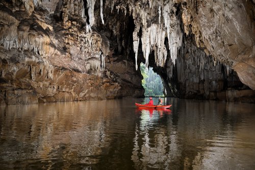 Grotte de Tham Lod (province de Mae Hong Son, Thaïlande) - Spéléos dans un kayak près de la sortie aval sous un ensemble de stalactites massives(SP-24-0291)