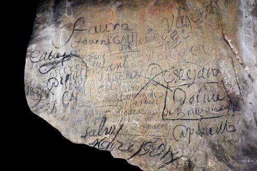 Grotte de Niaux (Ariège) - Graffitis historiques dans la galerie d'entrée(SP-24-0876)