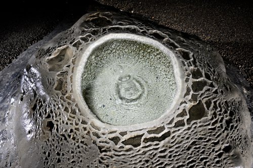 Schulerloch Trofsteinhöhle (Franconie, Allemagne) - Petit gour au sommet d'une stalagmite en forme de volcan. Vue de dessus(SP-24-1574)