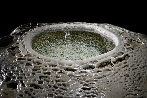 Schulerloch Trofsteinhöhle (Franconie, Allemagne) - Petit gour au sommet d'une stalagmite en forme de volcan. Vue latérale avec goutte.(SP-24-1577)