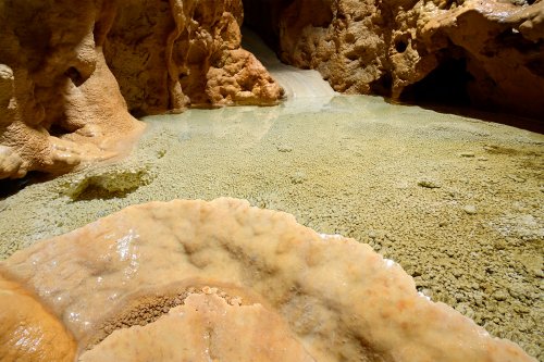 Grotte de Franconie n°2 (Allemagne) - Petit gour cristallisé aux eaux vertes avec fin barrage de calcite.(SP-24-1681)