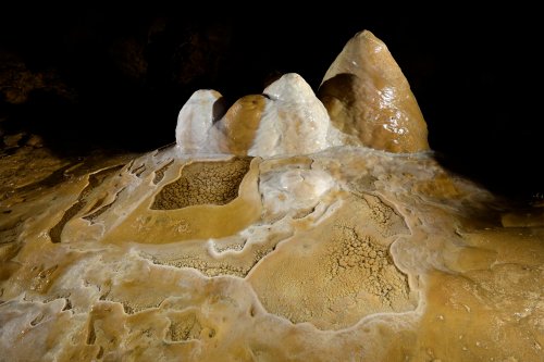 Grotte de Franconie n°2 (Allemagne) - Ensemble de petites stalagmites bicolores et gours cristallisés.(SP-24-1662)