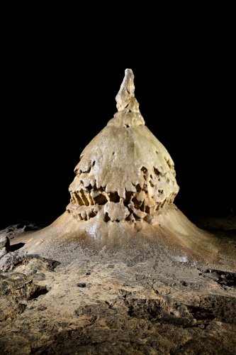 Grotte de Franconie n°1 (Allemagne) - Petite   stalagmite pointue (SP-24-1611)
