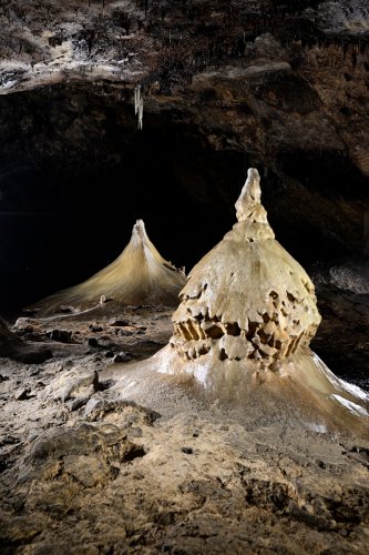 Grotte de Franconie n°1 (Allemagne) - Petite  stalagmite pointue avec stalagmite en forme de volcan à l'arrière plan(SP-24-1614-Repris)