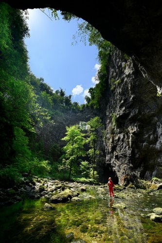 Mali Naravni most  (Slovénie) - Doline d'effondrement sur le cours souterrain du Rak. Personnage dans la rivière.(SP-24-1893)