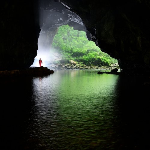 Mali Naravni most  (Slovénie) - Doline d'effondrement sur le cours souterrain du Rak.Passage souterrain.(SP-24-1871-Carrée)