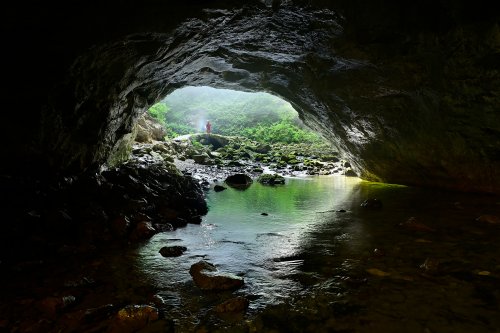 Mali Naravni most  (Slovénie) - Doline d'effondrement sur le cours souterrain du Rak. Passage souterrain et petit pont en pierre en arrière plan. (SP-24-1848)