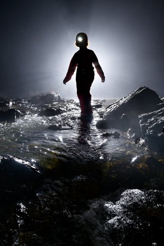 Tkalca Jama (Slovénie) - Silhouette de spéléo dans la rivière en contre-jour(SP-24-1833)