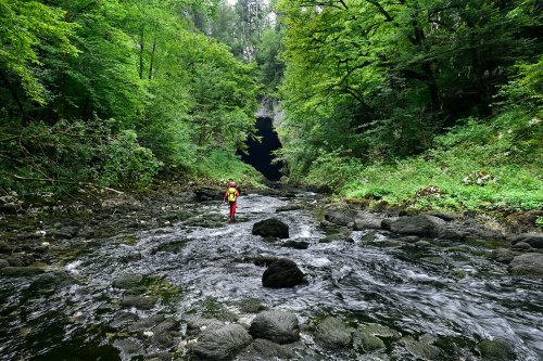 Tkalca Jama (Slovénie) - Rivière du Rak avec porche d'entrée de la cavité dans le fond(SP-24-1799)