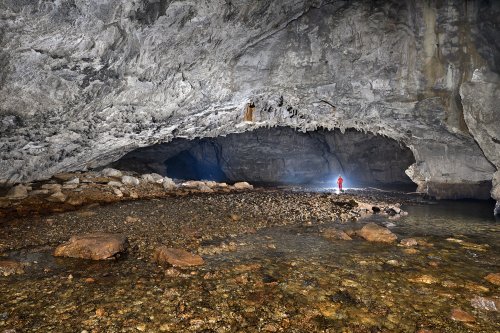 Mali Naravni most  (Slovénie) - Parcours souterrain du Rak. Passage large avec personnage en fond(SP-24-1908)