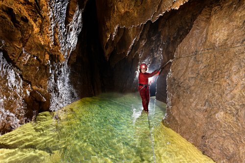 Kossuth Cave (Hongrie) - Passage sur câbles pour traverser le lac (SP-24-1984)