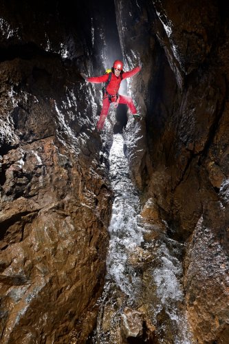 Kossuth Cave (Hongrie) - Passage en opposition au dessus de l'eau(SP-24-1982)
