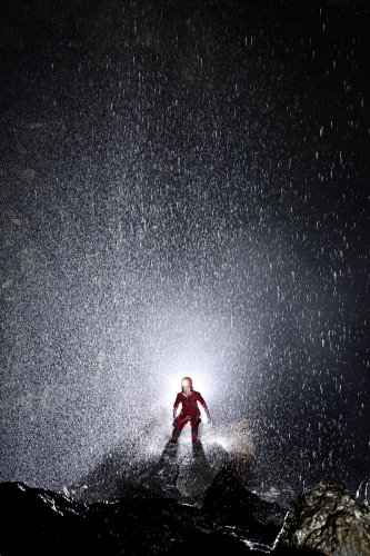 Gouffre de la Pierre Saint-Martin (Pyrénées-Atlantiques) - Cascatelle tombant du plafond de la salle de Verna en période d'étiage avec spéléo remontant l'éboulis(SP-24-2226)