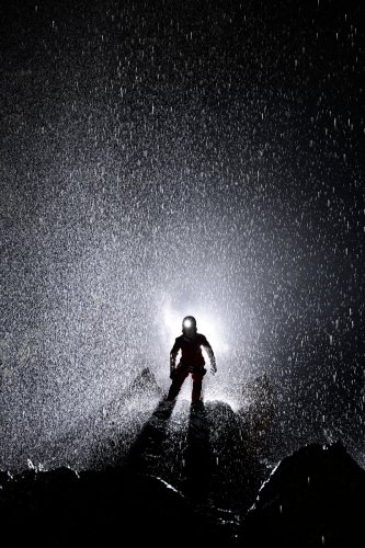 Gouffre de la Pierre Saint-Martin (Pyrénées-Atlantiques) - Cascatelle tombant du plafond de la salle de Verna en période d'étiage avec spéléo remontant l'éboulis(SP-24-2222)