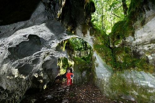Sentier karstique de Besain (Jura) - Passage souterrain avec une arche naturelle (vue de l'intérieur)(HY-24-0194)