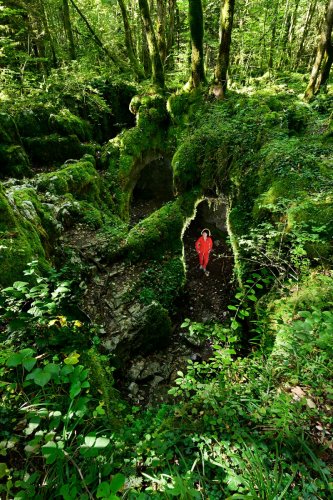 Sentier karstique de Besain (Jura) - Passage souterrain avec une arche naturelle ((vue de l'extérieur)(HY-24-0190)