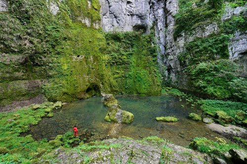 Le Creux Billard (Nans-sous-Sainte-Anne, Doubs) - Gouffre d'effondrement circulaire d’environ 60 mètres de diamètre et 90 mètres de profondeur.(HY-24-0040)