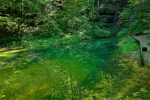Source de l'Ain (Jura) lorsqu'elle coule (le conduit l'alimentant est alors complètement noyé)(HY-24-0144)
