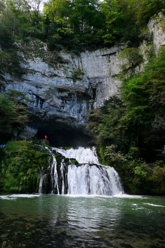 Source du Lison (Doubs) - Cascade au débouché de la résurgence en moyennes eaux(HY-24-0042)
