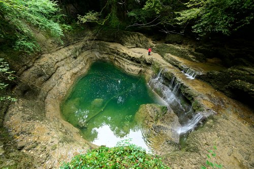 Puits de la Brême (Doubs) lorsqu'il est alimenté en faible débit par la rivière Brême(HY-24-0022)