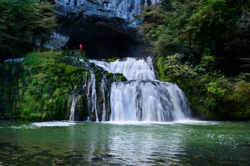 Source du Lison (Doubs) - Cascade au débouché de la résurgence en moyennes eaux(HY-24-0047)