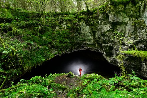 Grotte du Fourneau de Guémande (Doubs) - Entrée de la grotte (avec personnage entouré d'un halo de buée)(SP-24-2288)