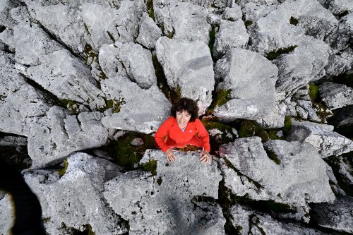 Lapiaz de Mignovillars (Jura) - Personnage dans une fracture profonde (vue de haut)(HY-24-0264)