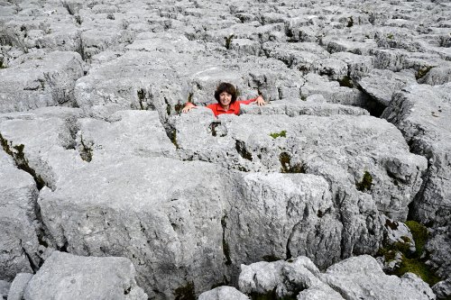 Lapiaz de Mignovillars (Jura) - Personnage dans une fracture profonde(HY-24-0261)