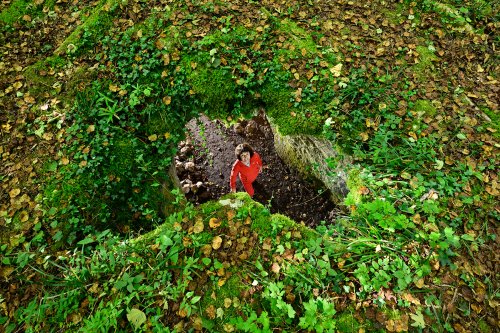 Sentier karstique de Besain (Jura) - Regard sur une galerie souterraine(HY-24-0204)