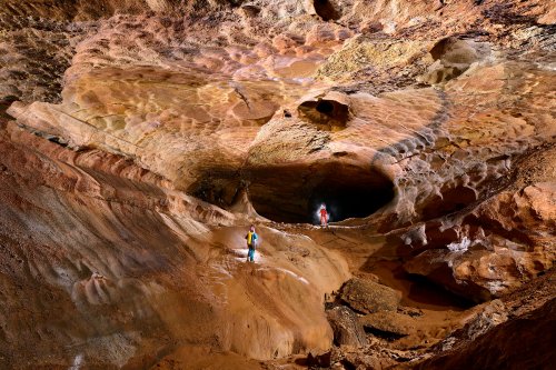 Grotte de Saint-Marcel d'Ardèche (réseau I) - Grande galerie colorée avec deux spéléos(SP-24-2497)