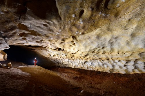 Grotte de Saint-Marcel d'Ardèche (Galerie du lac) - Galerie avec coups de gouge sur la paroi avec dépôts argileux au sol(SP-24-2559)