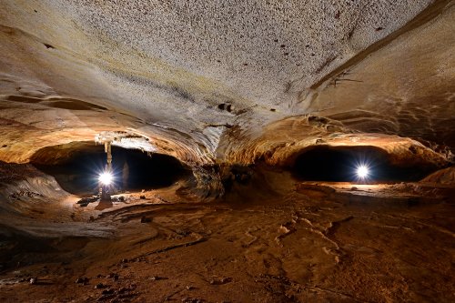 Grotte de Saint-Marcel d'Ardèche (réseau I) - Galerie des boas avec deux flashs contre-jour direct (yeux)(SP-24-2132)